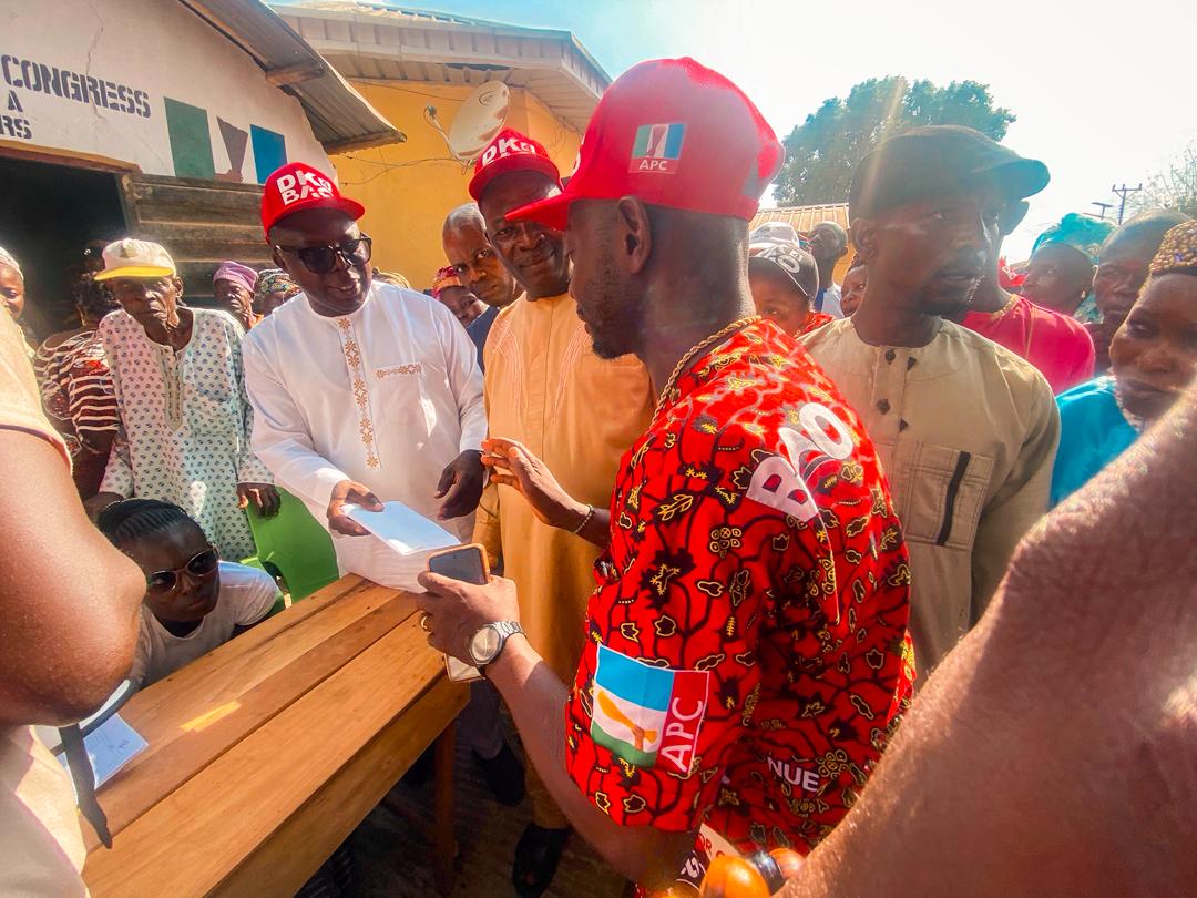Hon. Dapo Kolawole Disburses N15m to Iloro Party Members, Women, Artisans Ahead of Ekiti Poll